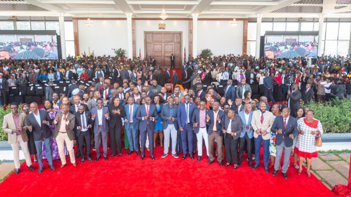 President William Ruto with a section of Kiambu grassroot leaders at State House.