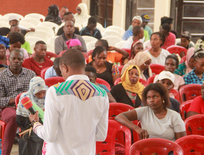 Mombasa residents engaging Kimani Kuria. PHOTO/https://www.facebook.com/ParliamentKE