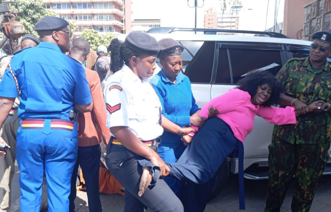 Former nominated Senator Gloria Orwoba being manhandled.