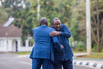 PHOTOS: Ruto takes Uhuru on tour around State House