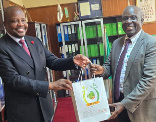 Agriculture and Livestock Development Cabinet Secretary Mutahi Kagwe and his Zambian counterpart, Reuben Mutolo.