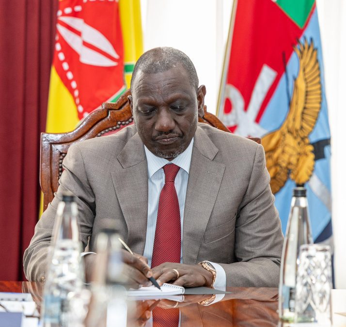 President William Ruto is taking notes during a past event. PHOTO/https://www.facebook.com/williamsamoei