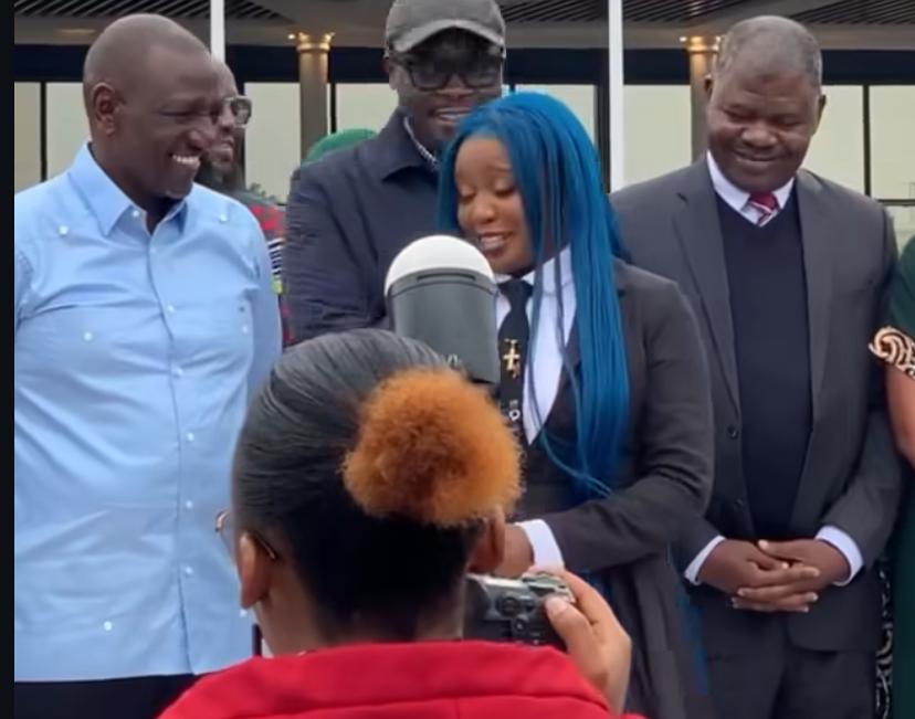 Dyna Cods showing Ruto how to do the 'Set It' challenge. PHOTO/Screengrab by K24 Digital of TikTok video by @kambaworld