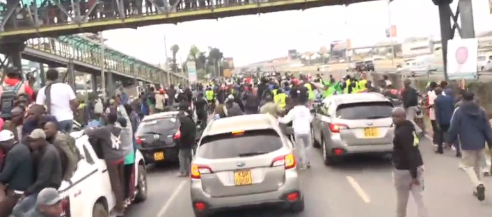 Rigathi Gachagua’s convoy shortly before being stoned by goons. PHOTO/A screengrab by K24 Digital of posts by https://www.facebook.com/watch/live/?mibextid=rS40aB7S9Ucbxw6v&ref=watch_permalink&v=1801522647470001
