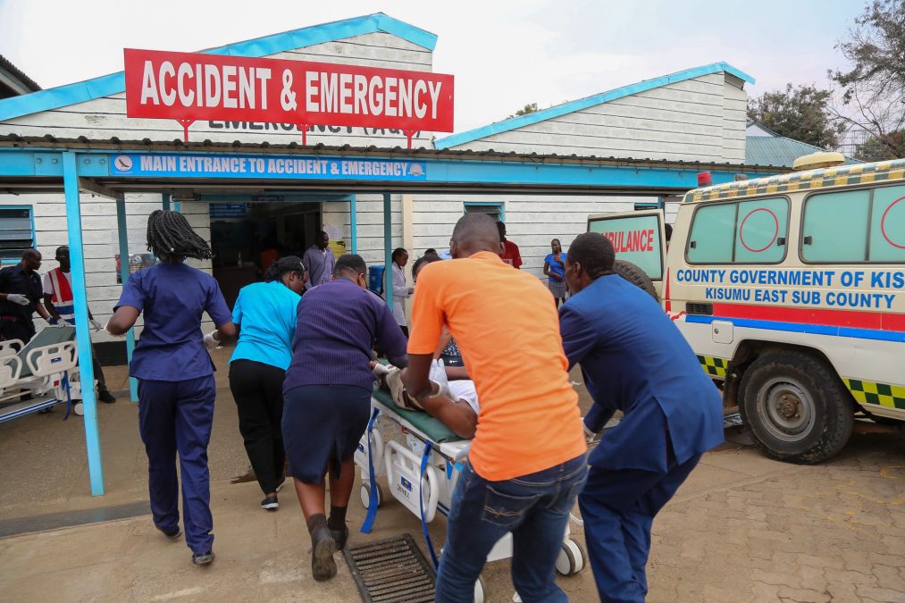 JOOTRH staf rushing an injured person inside the hospital following the grisly accident. PHOTO/https://www.facebook.com/JOOTRH