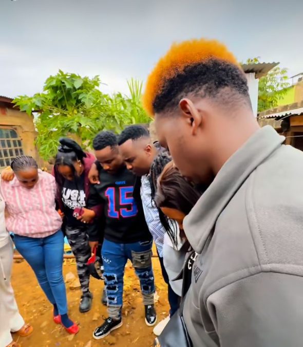 Mesh of Wapendwa Muziki bowing in prayer alongside other friends during a meeting to plan Peter's burial. PHOTO/Screengrab by K24 Digital of Instagram video by @kabiwajesus