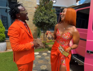 Bahati showing off bundles of money before gifting to Diana Marua on Friday, August 29, 2025. PHOTO/@bahatikenya/Instagram
