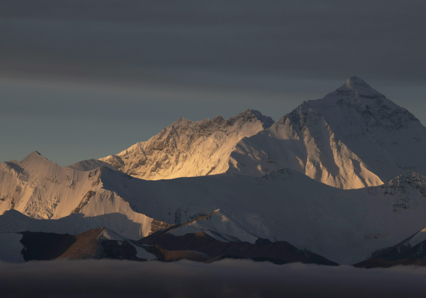 Skier makes history skiing down Everest without bottled oxygen
