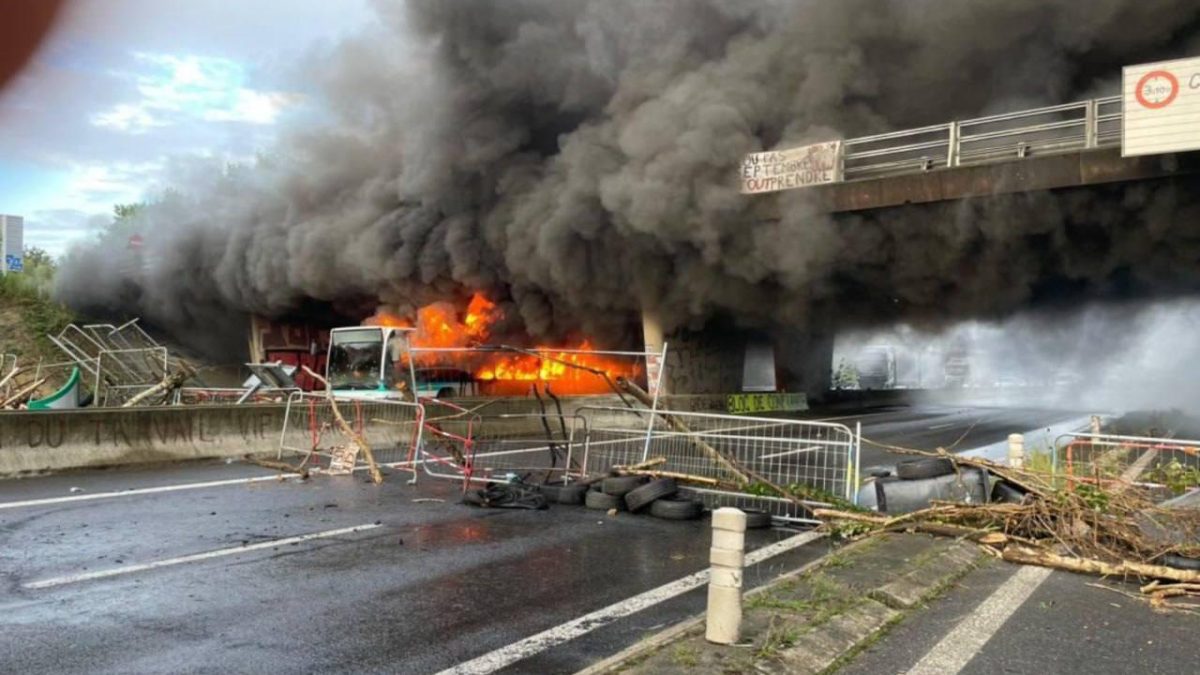 Crisis looms in France as protests resume