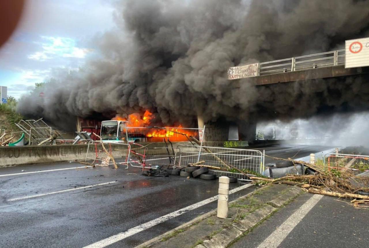 Crisis looms in France as protests resume