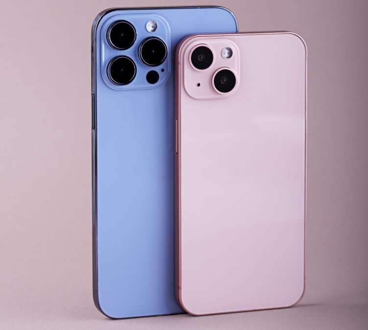 A portrait image of two smartphones. PHOTO/Pexels