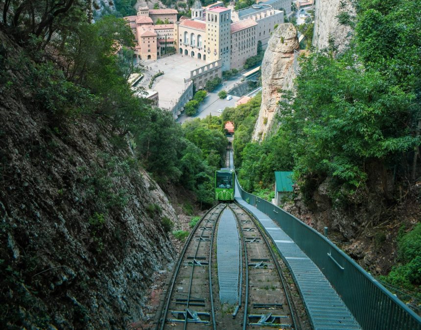A cliff train, which is popularly known as a funicular. Image used for illustration purposes. PHOTO/Pexels