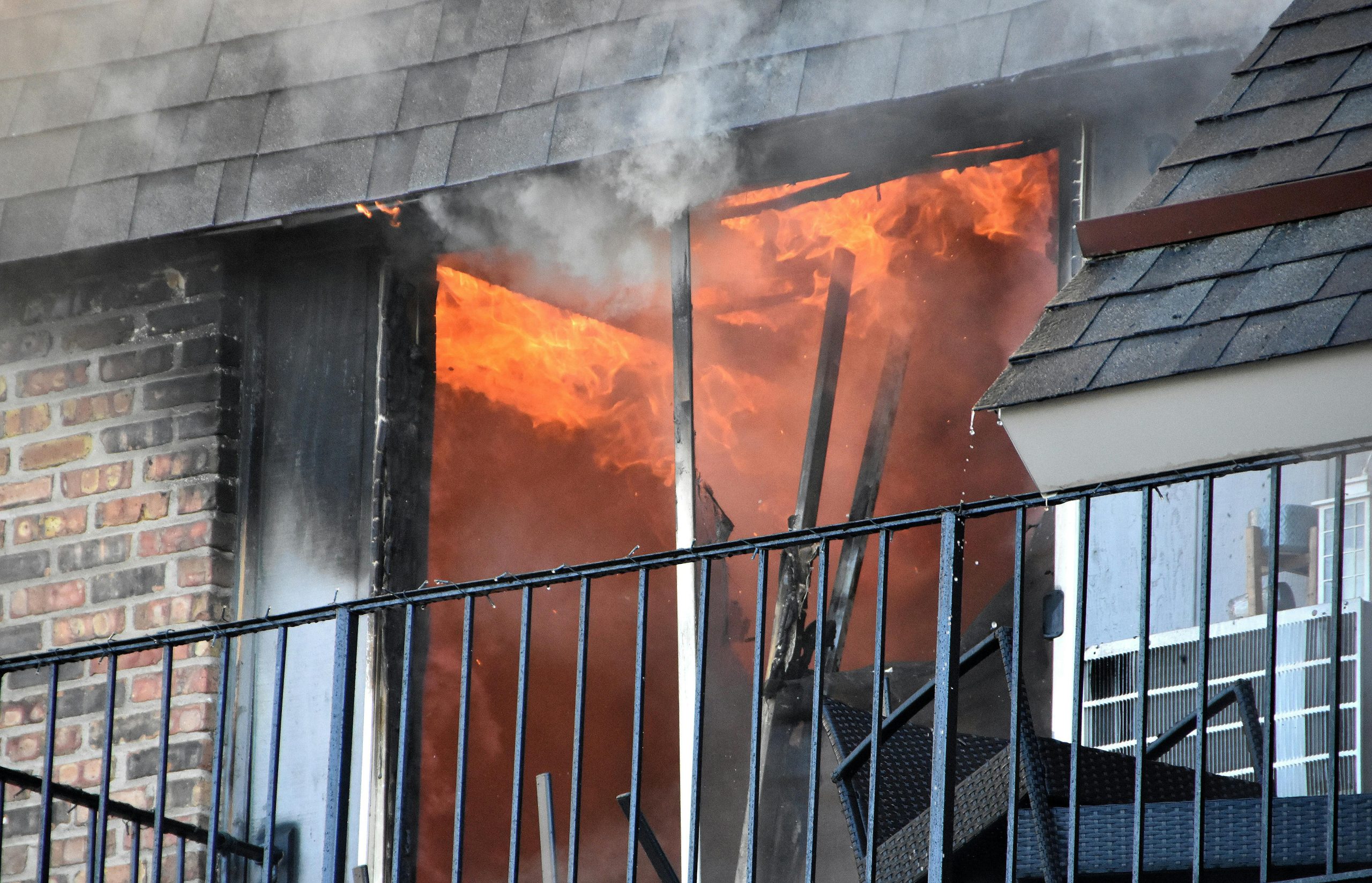Overnight inferno destroys over 170 buildings