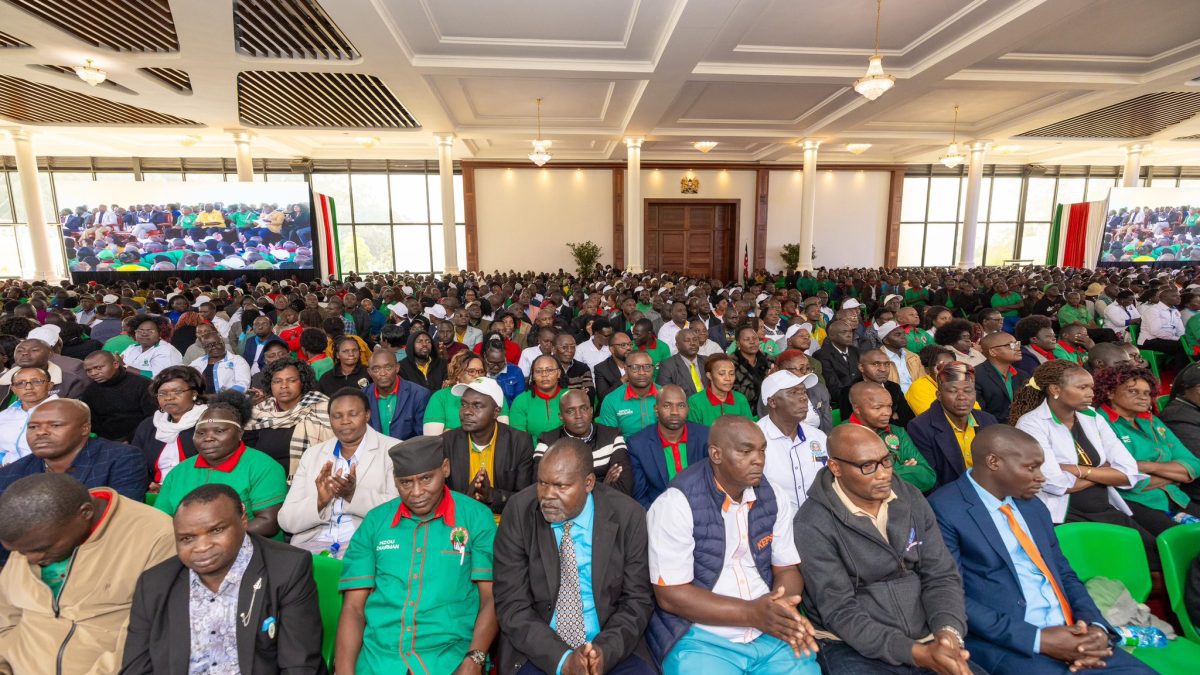 Teachers chant ‘tutam’ as Ruto promises them 20 per cent of affordable houses