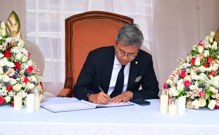 Diplomats sign condolence book in honour of Raila Odinga in Nairobi
