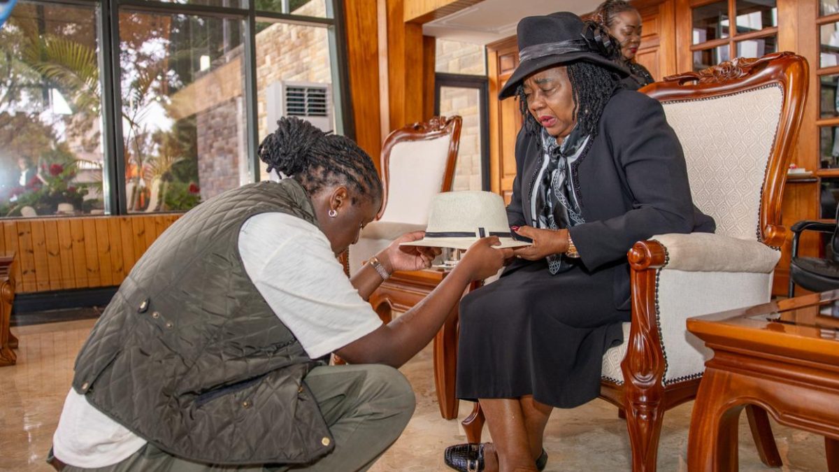 Emotional moment as Winnie Odinga hands over Raila’s hat to her grieving mother