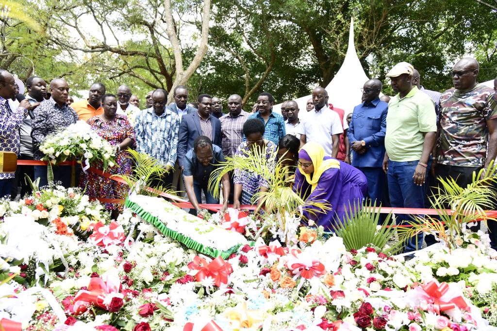 Orengo lauds governors after visit to Raila Odinga’s home, grave site