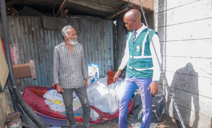 Nairobi City County Chief Environment Officer Geoffrey Mosiria with the homeless man on October 8, 2025.