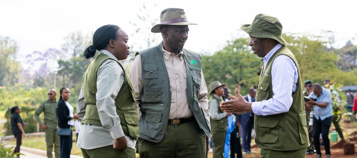 President William Ruto interacts with Environment Ministry officials. PHOTO/https://www.facebook.com/williamsamoei