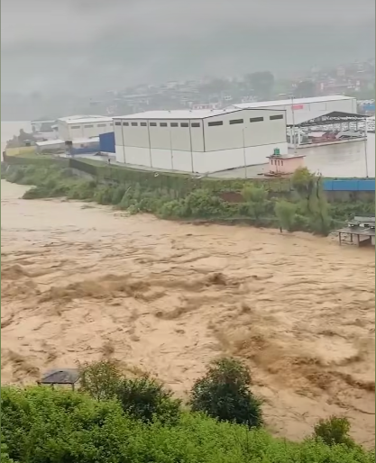 Heavy rains kill at least 47, block roads