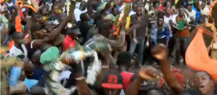Mourners storm Raila Odinga’s grave immediately after burial