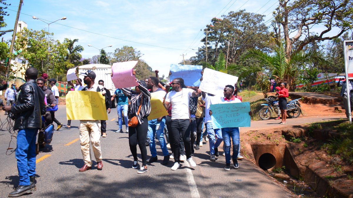 Meru photographers demonstrate over series of camera thefts