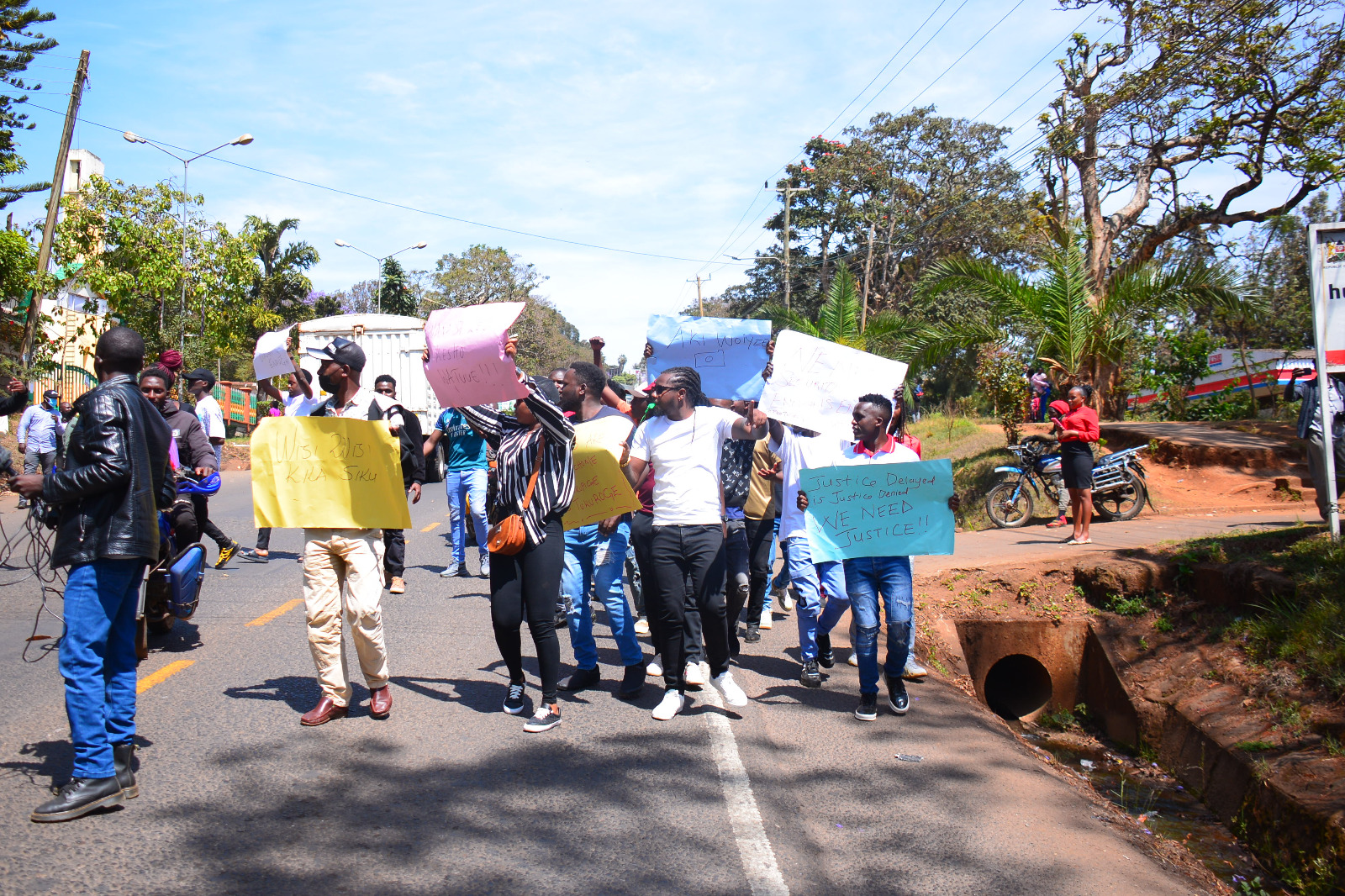 Meru photographers demonstrate over series of camera thefts