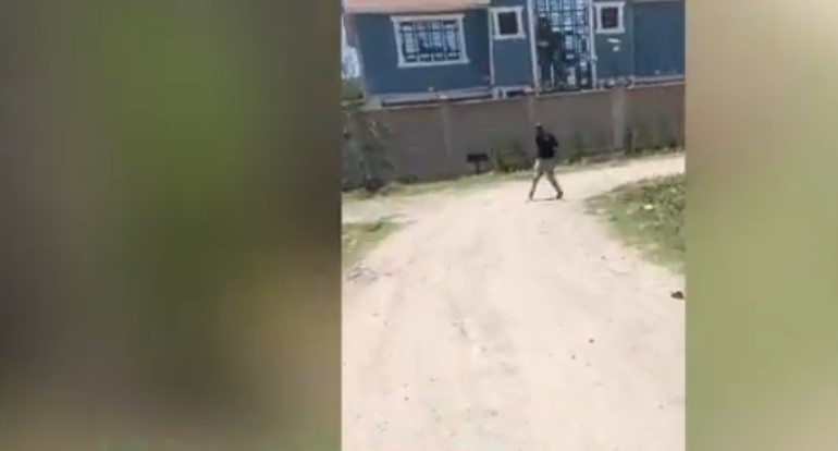 Man captured running away while holding a gun. Screengrab by K24 Digital/https://www.youtube.com/watch?v=YDaBv4FXI9w