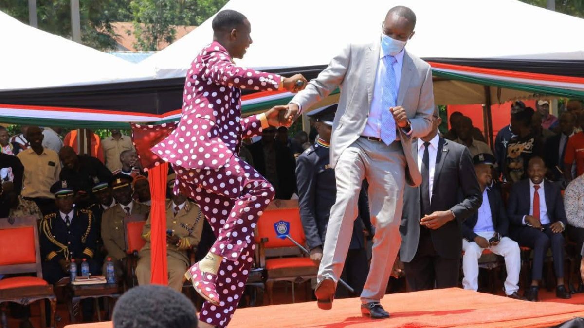 Embarambamba dances with Kisii Governor Simba Arati during Mashujaa Day Celebrations. PHOTO/https://web.facebook.com/embarambamba.msaniiwakisii