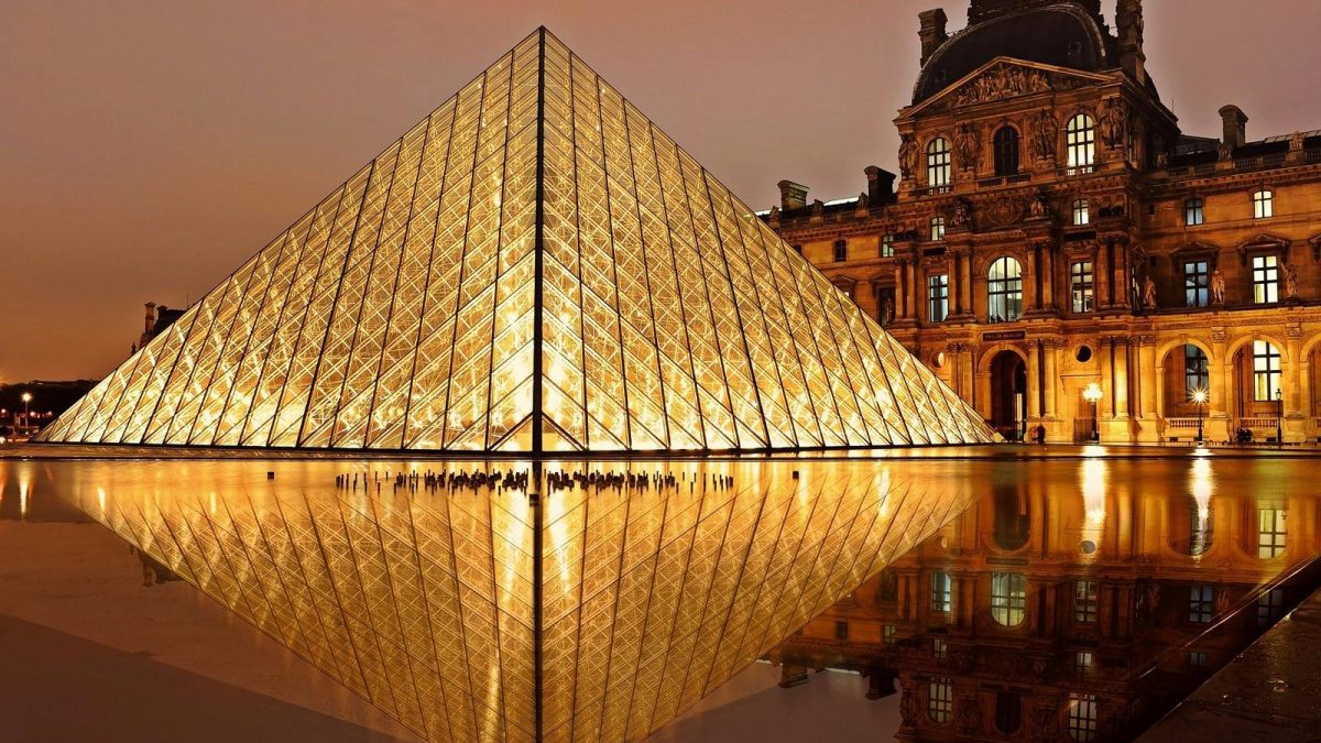 2 arrested after daylight robbery at the world’s most famous museum