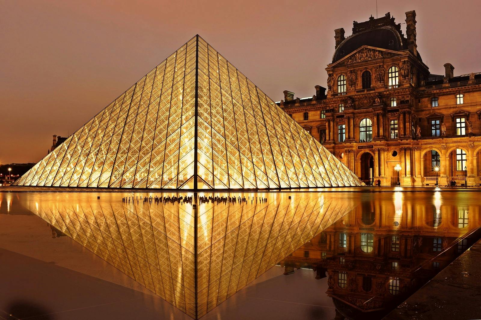 2 arrested after daylight robbery at the world’s most famous museum