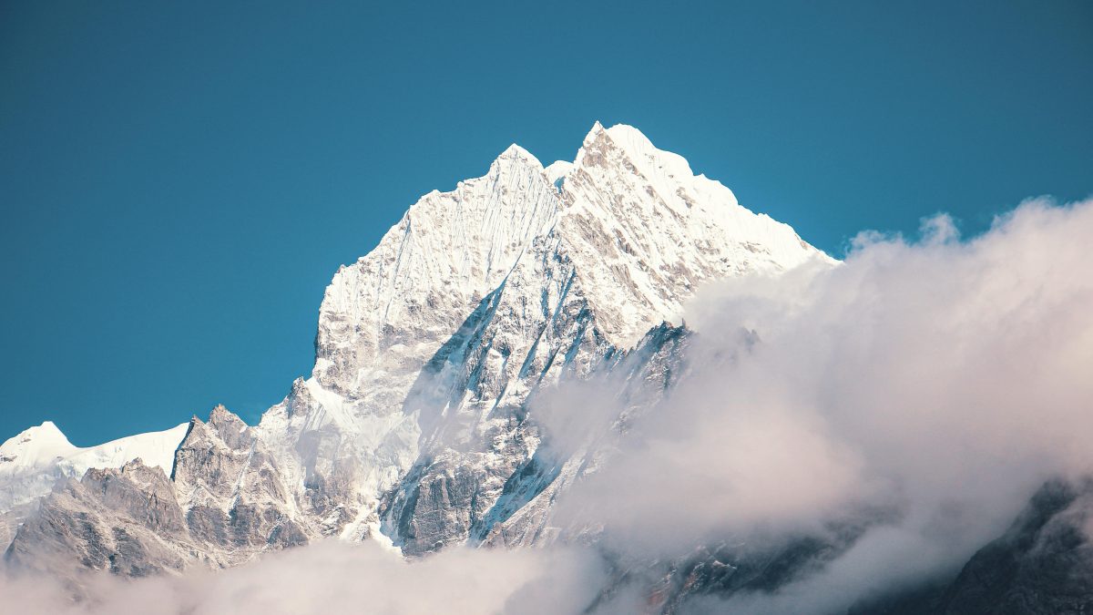 Hundreds of trekkers rescued from blizzard on Mt Everest