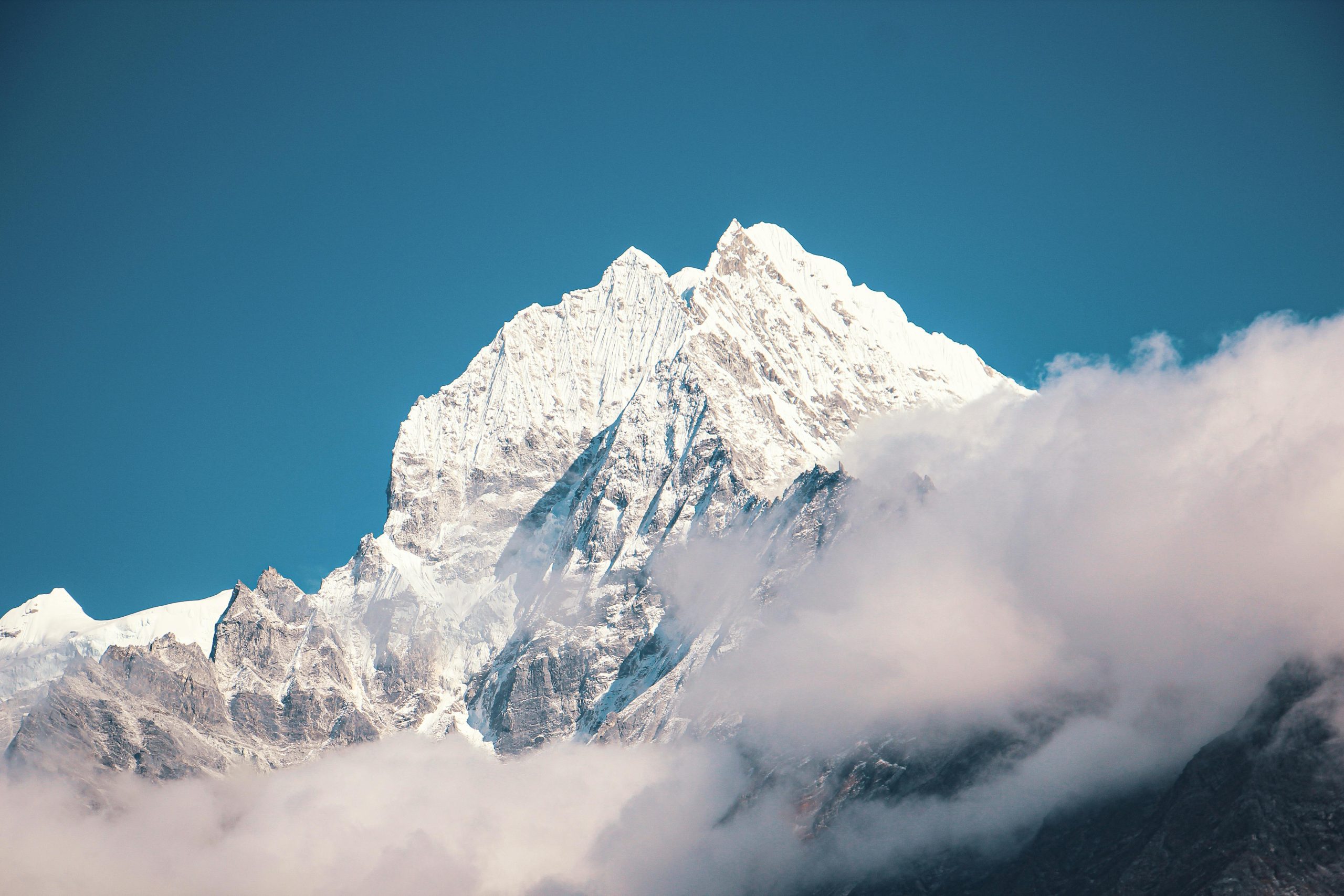 Heavy snow traps 1,000 climbers on Mount Everest