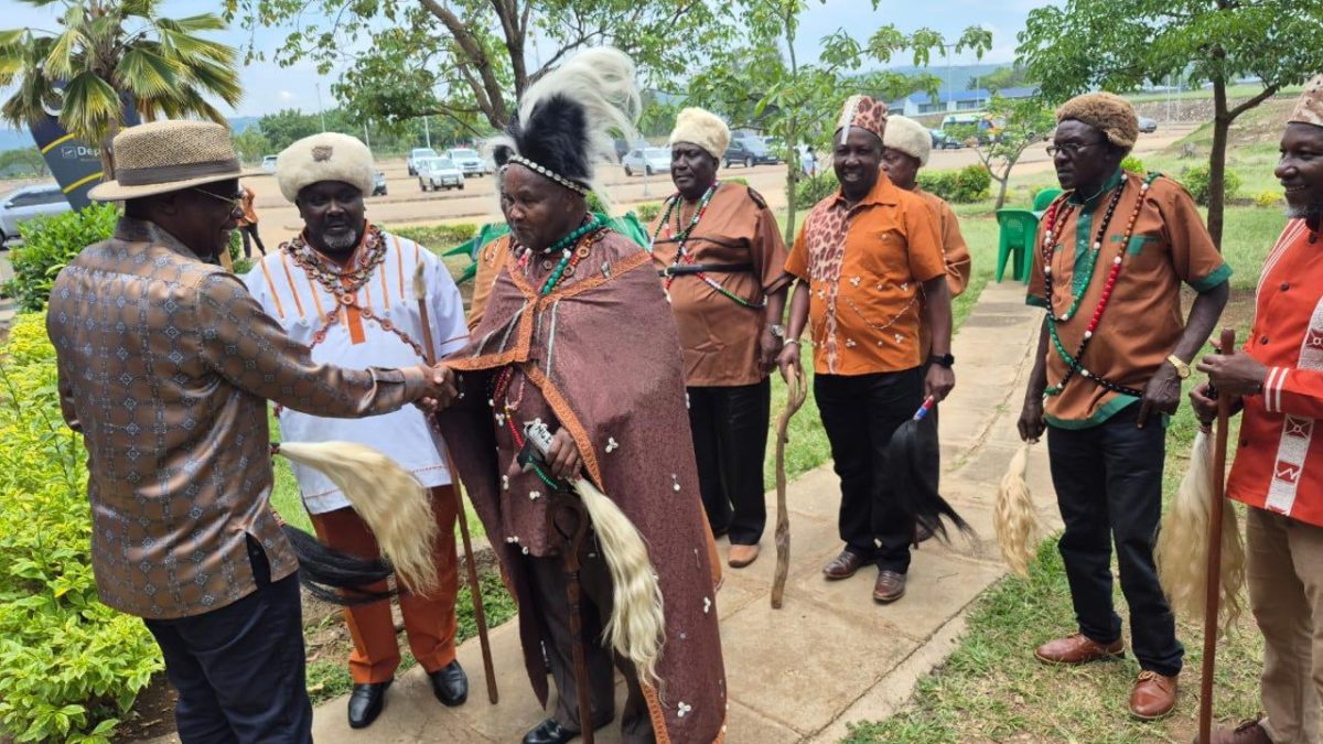 Kikuyu elders visit Raila’s grave in Bondo amid Kahiga row