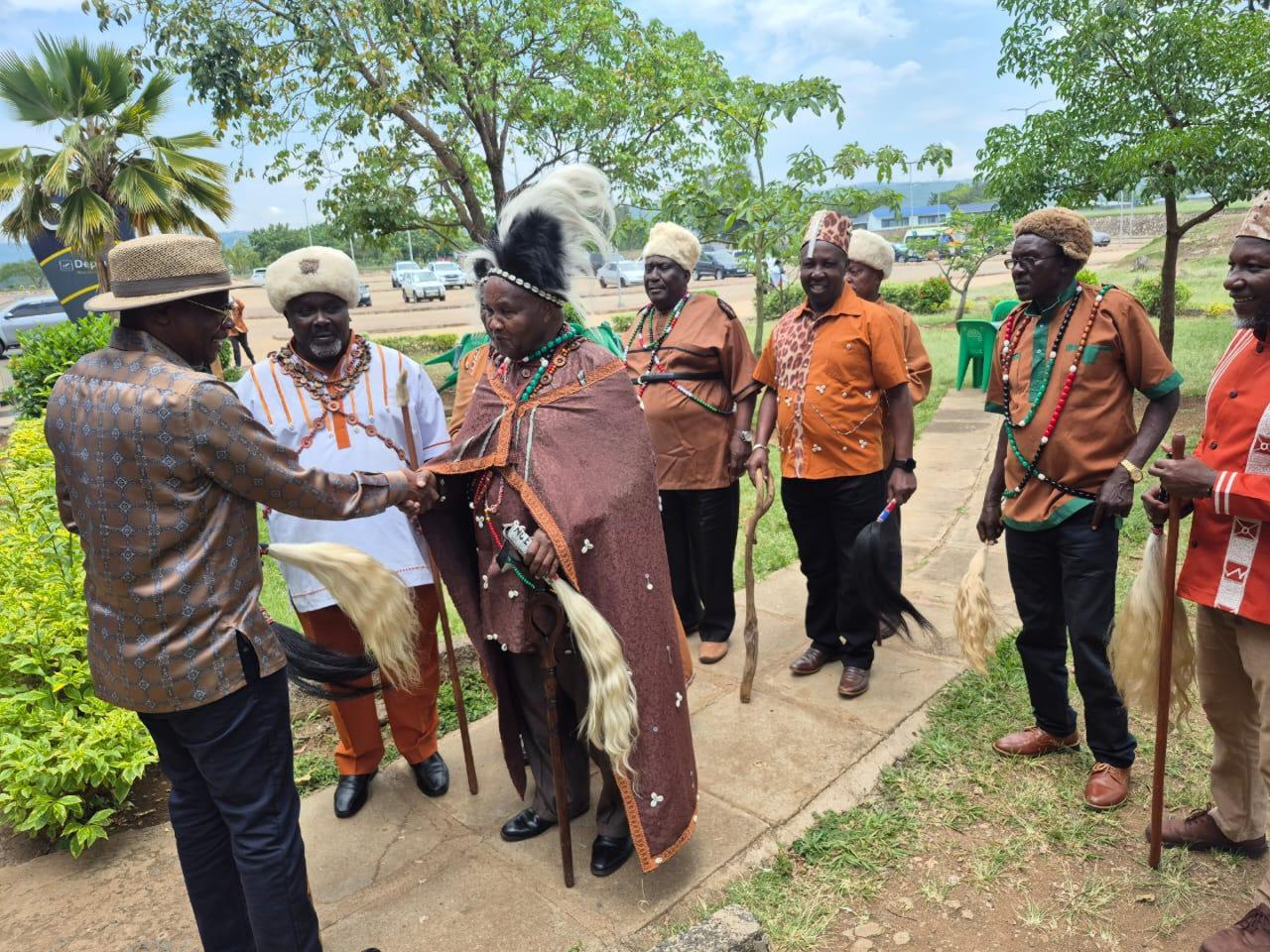 Kikuyu elders visit Raila’s grave in Bondo amid Kahiga row