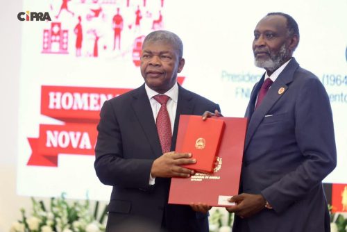 Angola’s President João Manuel Lourenço Gonçalves presents an award to Muhoho Kenyatta on behalf of his late father, Jomo Kenyatta, in recognition of his role in Angola’s independence. PHOTO/@KenyaLuanda/X