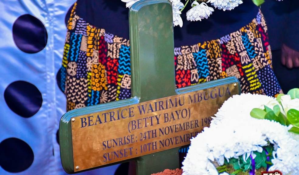 A cross and flowers at Betty's grave. PHOTO/https://www.facebook.com/KaranguMurayaMc