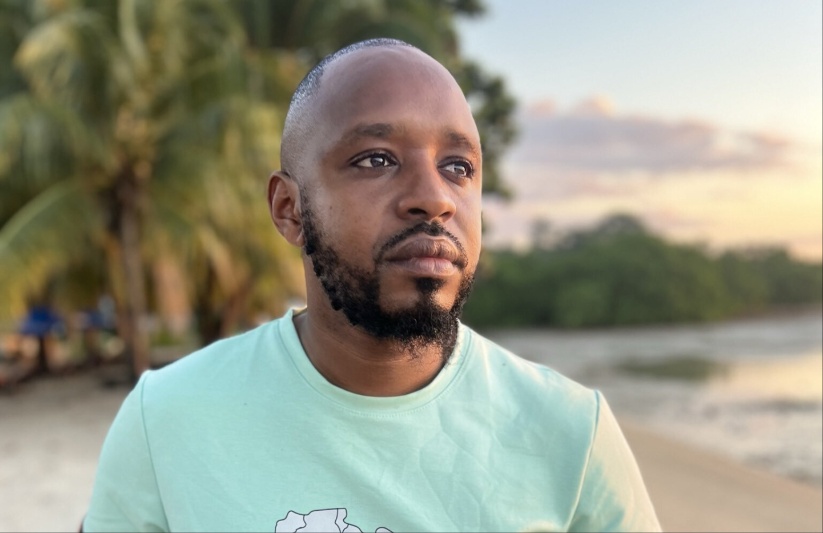 Boniface Mwangi posing for a photo PHOTO/@bonifacemwangi/X