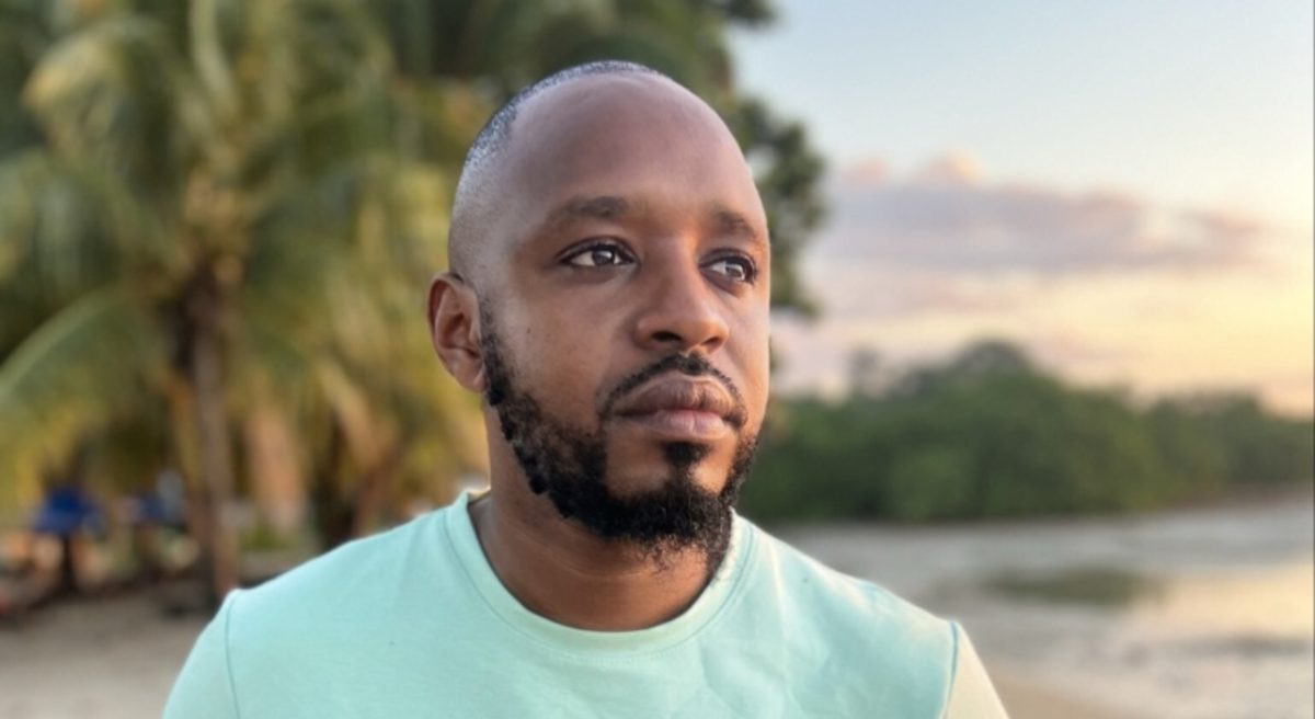 Boniface Mwangi posing for a photo PHOTO/@bonifacemwangi/X
