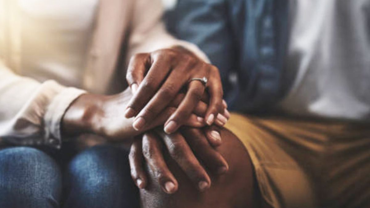 5 common pressures and expectations singles face during December holidays