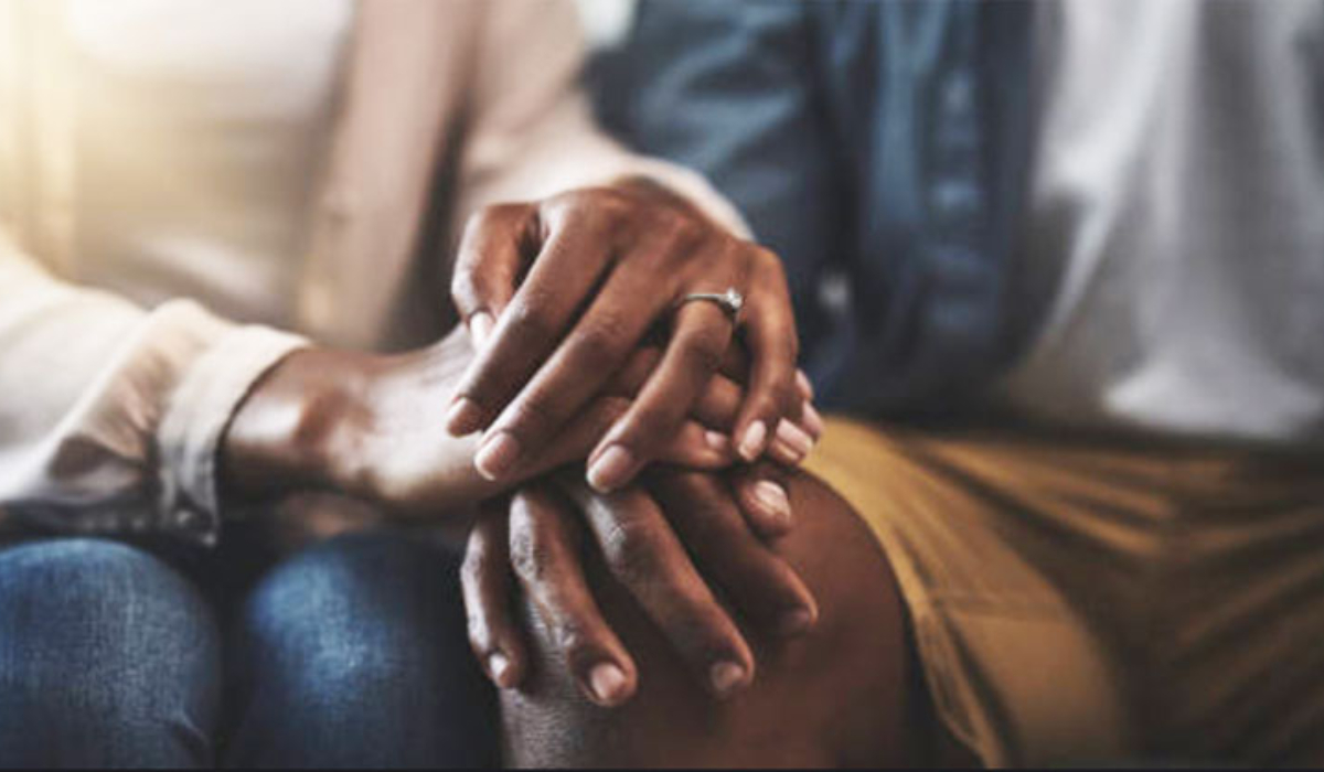 5 common pressures and expectations singles face during December holidays