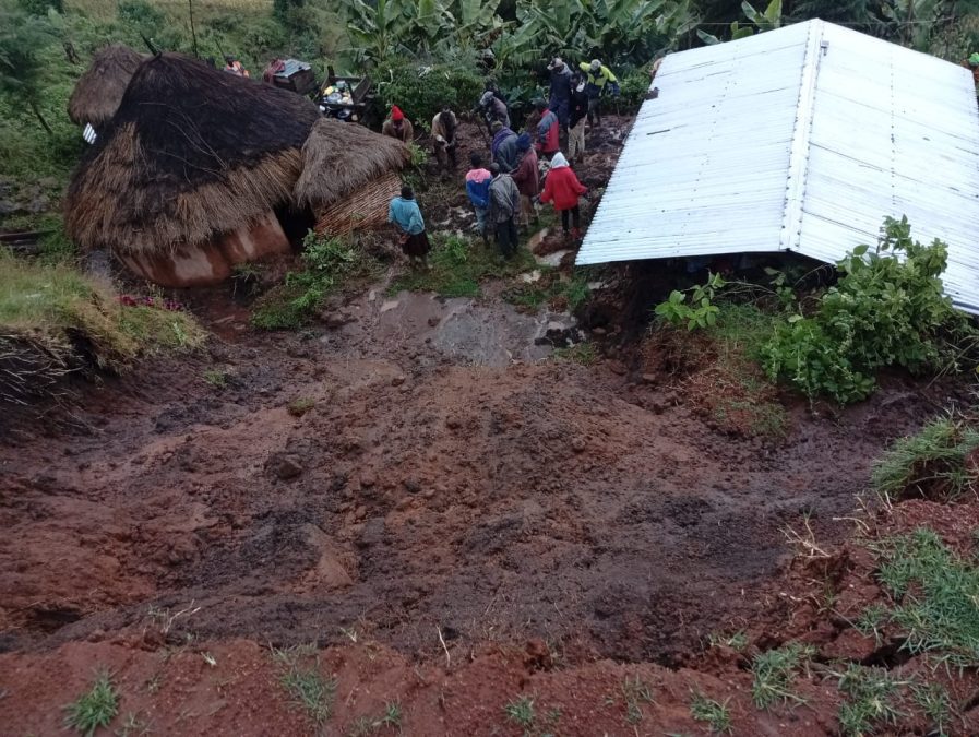 A landslide-devastated area in Marakwet East, Elgeyo Marakwet County, where homes precariously cling to the edge of eroded land.PHOTO/@scherargei/X