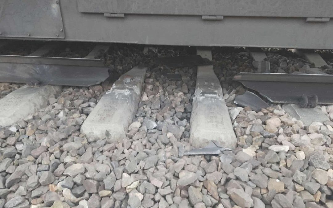 A photo shows a faulty railway line. PHOTO/@StZaryn/X