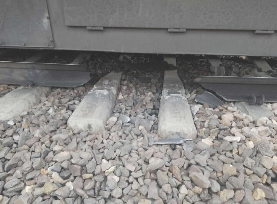 A photo shows a faulty railway line. PHOTO/@StZaryn/X