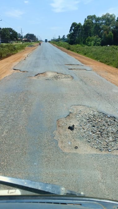 Pothole-ridden stretch of the Kisumu–Busia Highway captured in November 2025. PHOTO/@motoristsoffice/X