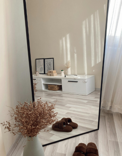 Cozy minimalist room with a mirror reflection. Image used for illustration purposes. PHOTO/Pexels
