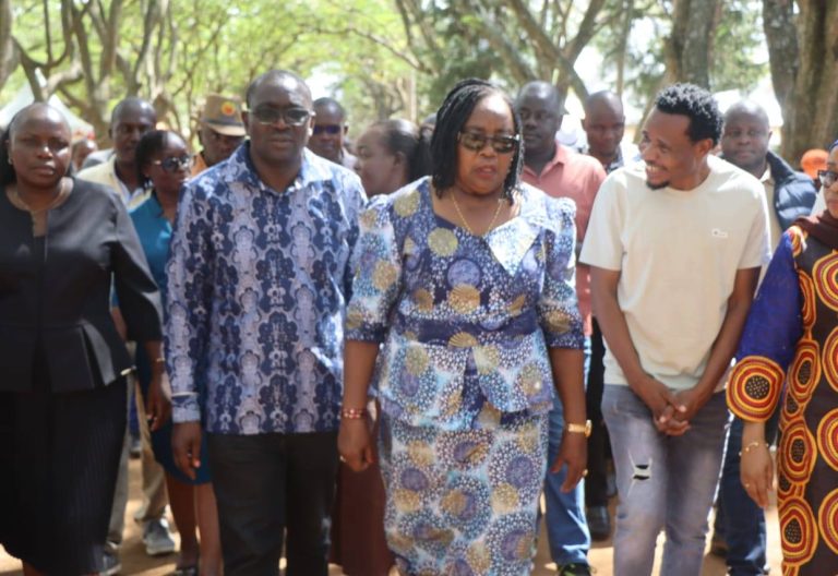 Ida Odinga with Salasya during his visitation to Opoda farm. PHOTO//https://www.facebook.com/photo/?fbid=2713803735634593&set=pcb.2713804392301194
