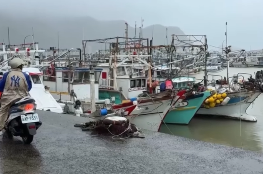 Thousands evacuated in Taiwan as Tropical Storm Fung-wong closes in