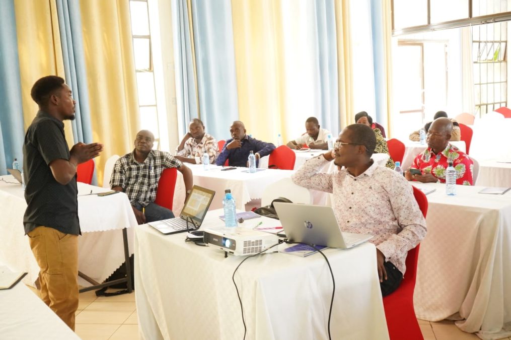 Tikani Morris, the inspector of Mines adressing Siaya County Environment Comittee. He has a record of 20 people who succumbed to mine-related activities. PHOTO/Eric Juma