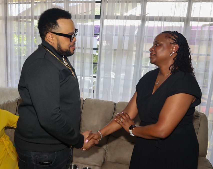Kanze Dena, the Director of Communication and Spokesperson in the Office of the Fourth President, Uhuru Kenyatta, greets Betty Bayo’s widower, Hiram Gitau, during a visit to convey Uhuru’s condolences. PHOTO/@4thPresidentKE/X
